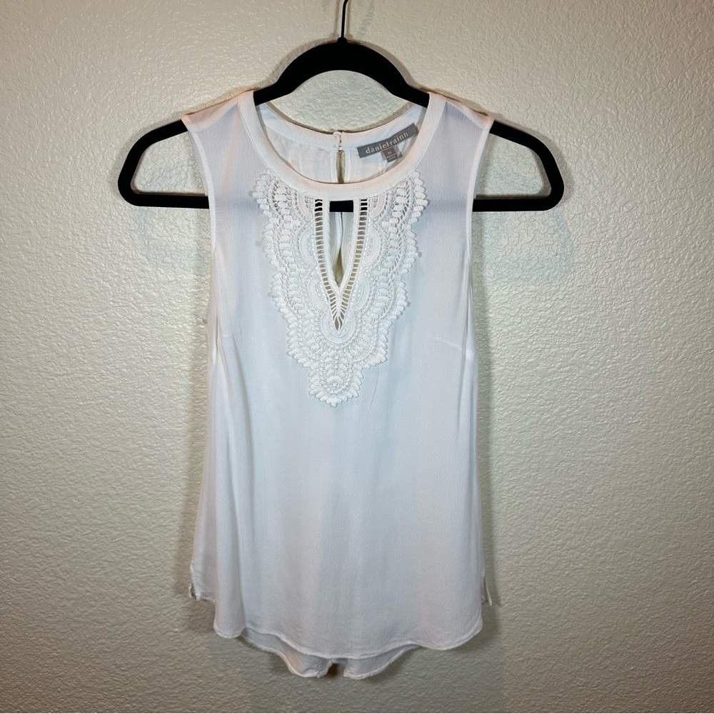 Daniel Rainn Quin Keyhole Chrochet
Sleeveless Tunic Knit Top - XS - White